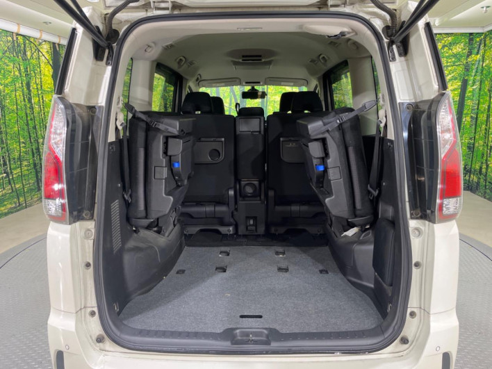 2017 Nissan Serena DAA-GFC27 (UW-6a238f5e75f88)[28]