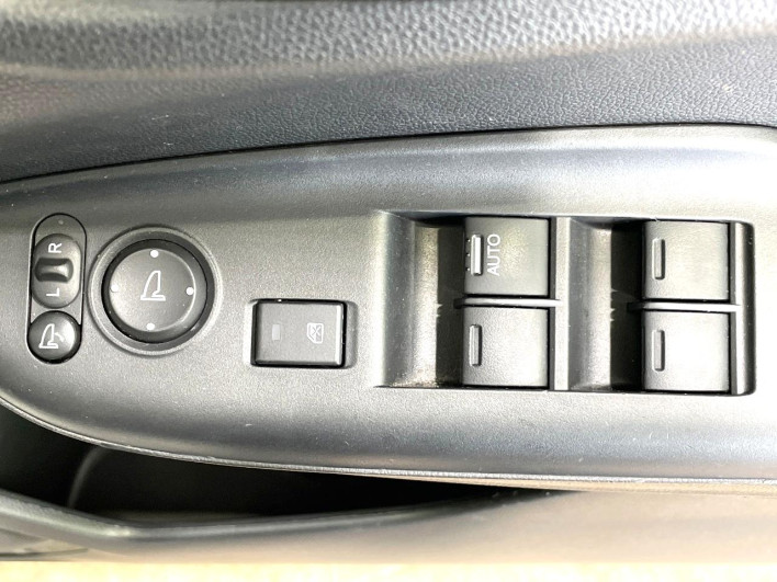 2016 Honda Fit Hybrid DAA-GP5 (UW-6a238f7133c8d)[8]