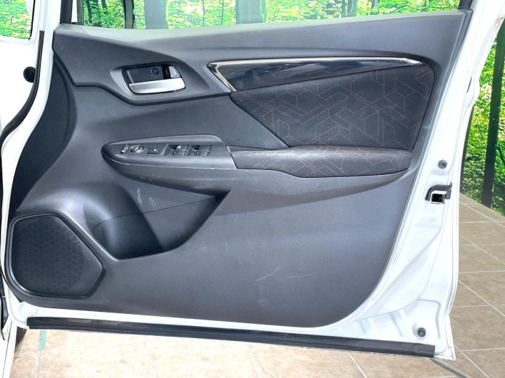 2016 Honda Fit Hybrid DAA-GP5 (UW-6a238f7133c8d)[7]