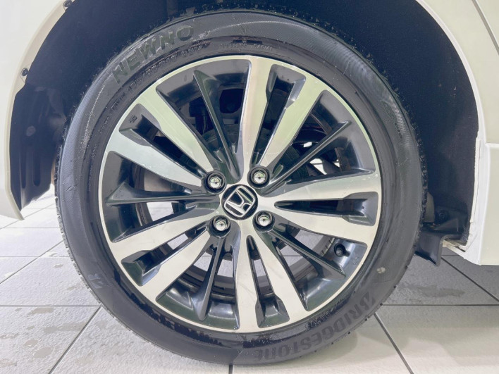 2017 Honda Fit Hybrid DAA-GP5 (UW-6a238f71e4cef)[5]