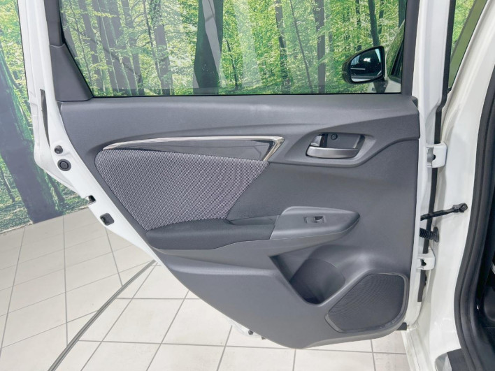 2017 Honda Fit Hybrid DAA-GP5 (UW-6a238f71e4cef)[21]