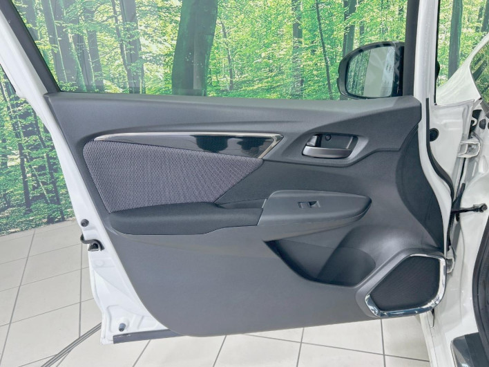 2017 Honda Fit Hybrid DAA-GP5 (UW-6a238f71e4cef)[22]