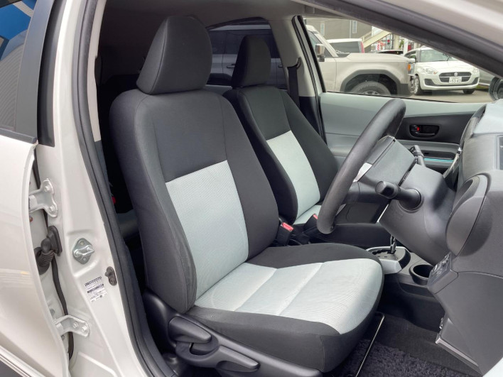 2012 Toyota Aqua DAA-NHP10 (UW-6a23908f21928)[15]