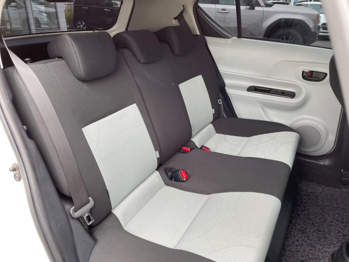 2012 Toyota Aqua DAA-NHP10 (UW-6a23908f21928)[16]