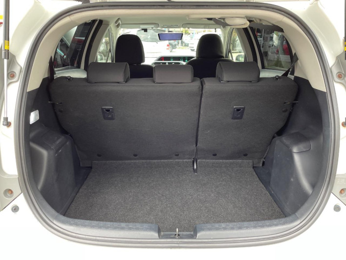 2012 Toyota Aqua DAA-NHP10 (UW-6a23908f21928)[26]