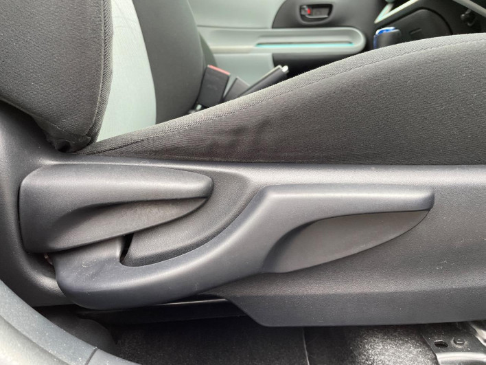 2012 Toyota Aqua DAA-NHP10 (UW-6a23908f21928)[13]