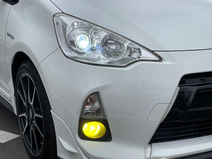 2012 Toyota Aqua DAA-NHP10 (UW-6a23908f21928)[10]