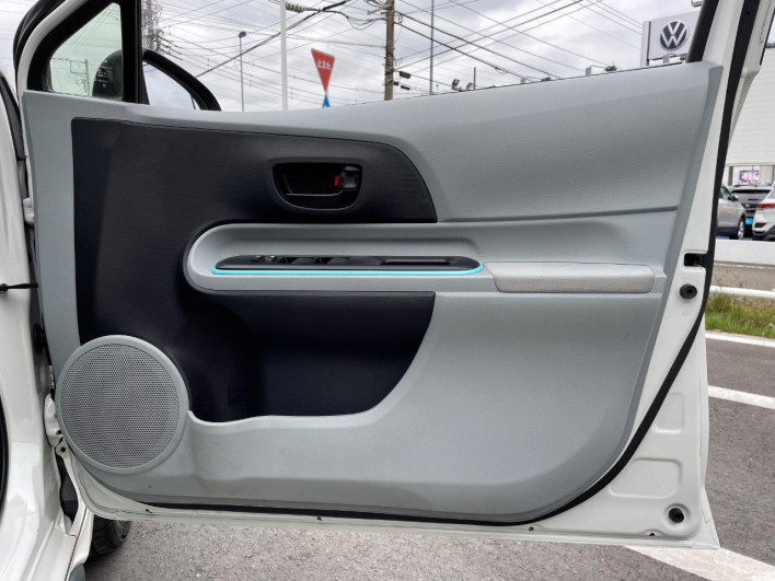 2012 Toyota Aqua DAA-NHP10 (UW-6a23908f21928)[14]