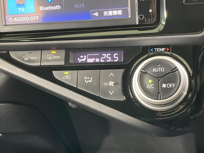 2015 Toyota Aqua DAA-NHP10 (UW-6a23909024967)[29]