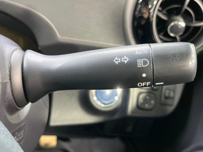 2015 Toyota Aqua DAA-NHP10 (UW-6a23909024967)[24]