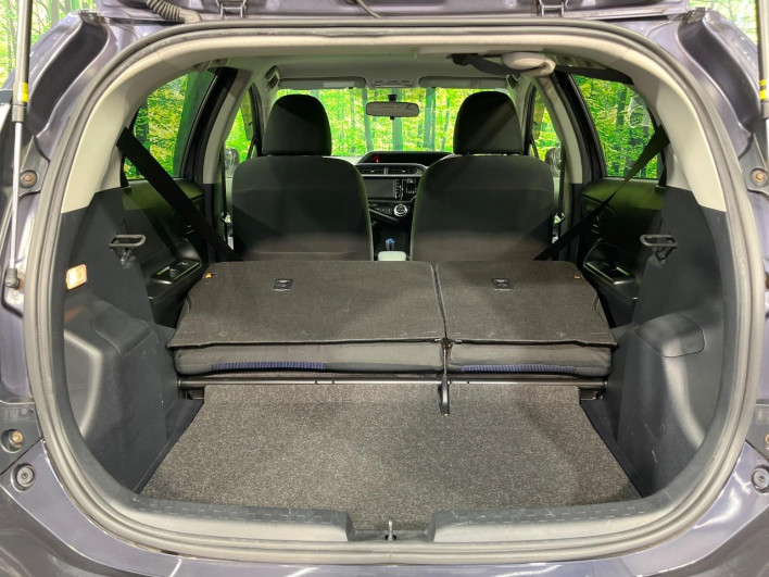 2015 Toyota Aqua DAA-NHP10 (UW-6a23909024967)[11]