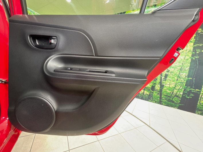 2016 Toyota Aqua DAA-NHP10 (UW-6a239090d031f)[28]