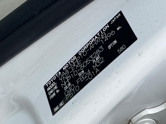 2012 Toyota Aqua DAA-NHP10 (UW-6a23909456c81)[1]