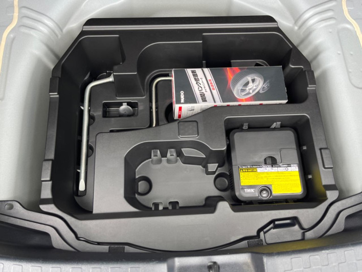 2012 Toyota Aqua DAA-NHP10 (UW-6a23909456c81)[27]