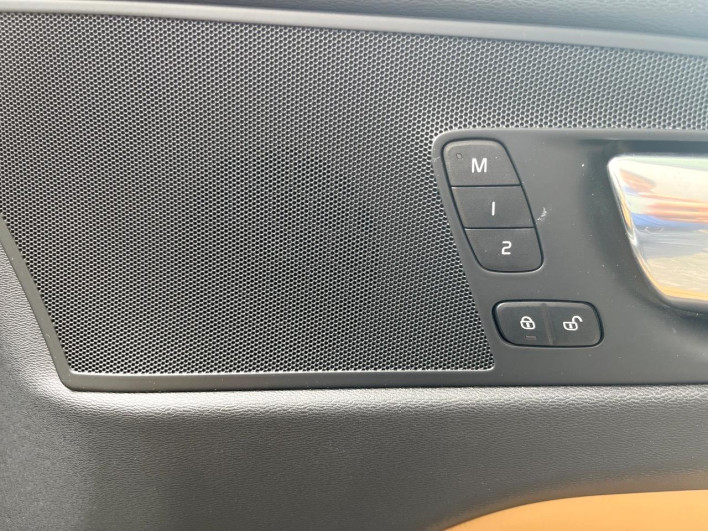 2018 Volvo XC60 LDA-UD4204TXC (UW-6a2390f63eb1b)[9]