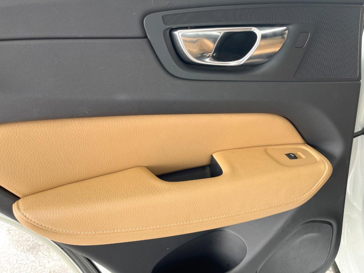 2018 Volvo XC60 LDA-UD4204TXC (UW-6a2390f63eb1b)[11]