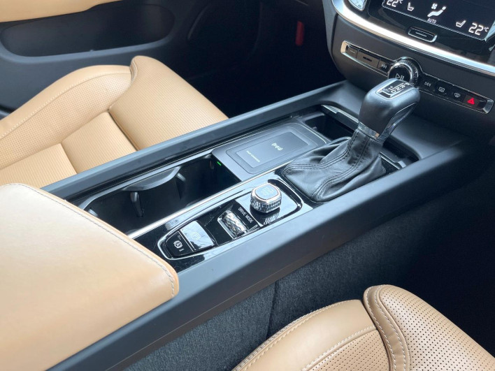 2019 Volvo V60 DBA-ZB420 (UW-6a2390f7dbd66)[28]