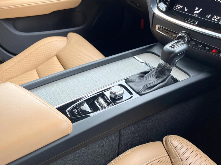 2019 Volvo V60 DBA-ZB420 (UW-6a2390f7dbd66)[29]