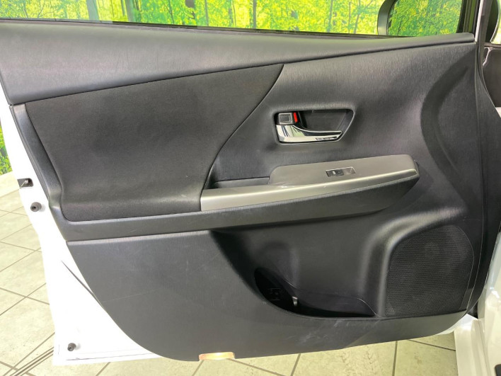 2015 Toyota Prius α DAA-ZVW41W (UW-6a23911c2e5ed)[25]