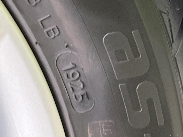 2015 Toyota Prius α DAA-ZVW41W (UW-6a23911c2e5ed)[9]