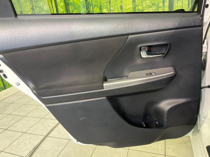 2015 Toyota Prius α DAA-ZVW41W (UW-6a23911c2e5ed)[26]