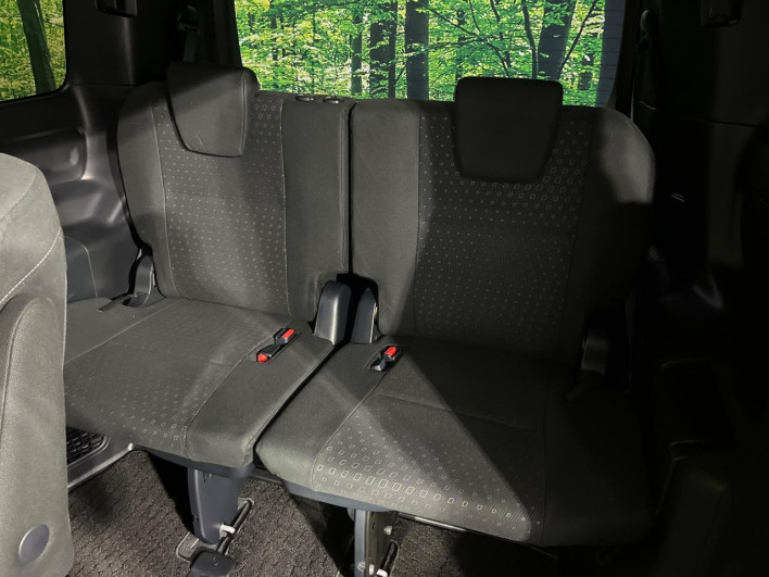 2017 Toyota Noah DAA-ZWR80G (UW-6a23912bd6666)[28]