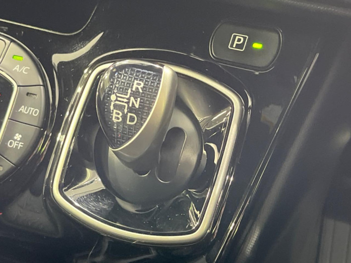 2017 Toyota Noah DAA-ZWR80W (UW-6a23912bd6afc)[24]
