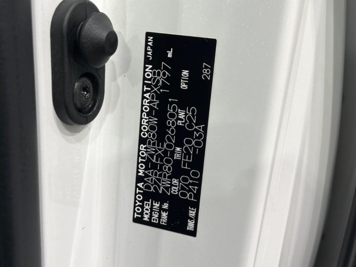 2017 Toyota Noah DAA-ZWR80W (UW-6a23912bd6afc)[1]