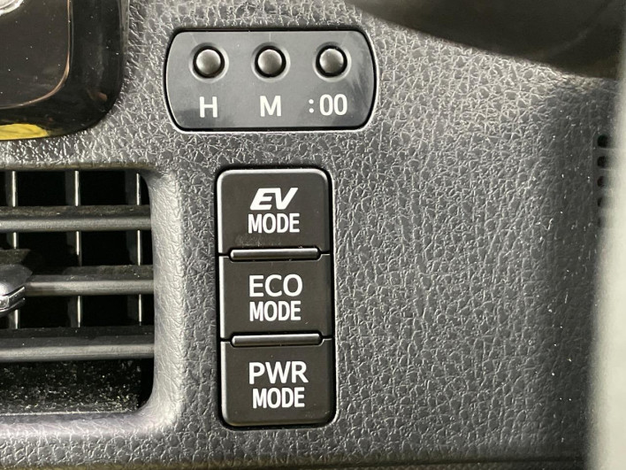 2018 Toyota Noah DAA-ZWR80G (UW-6a23912e04461)[11]