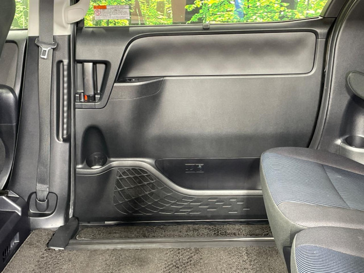 2018 Toyota Noah DAA-ZWR80G (UW-6a23912e04461)[18]