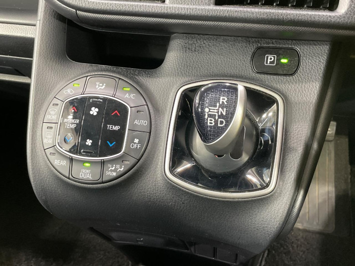 2018 Toyota Noah DAA-ZWR80G (UW-6a23912e04461)[9]