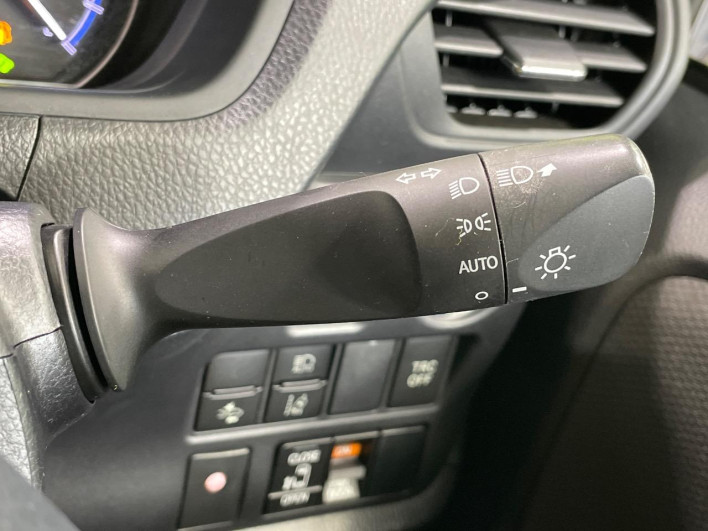 2018 Toyota Noah DAA-ZWR80G (UW-6a23912e04461)[7]