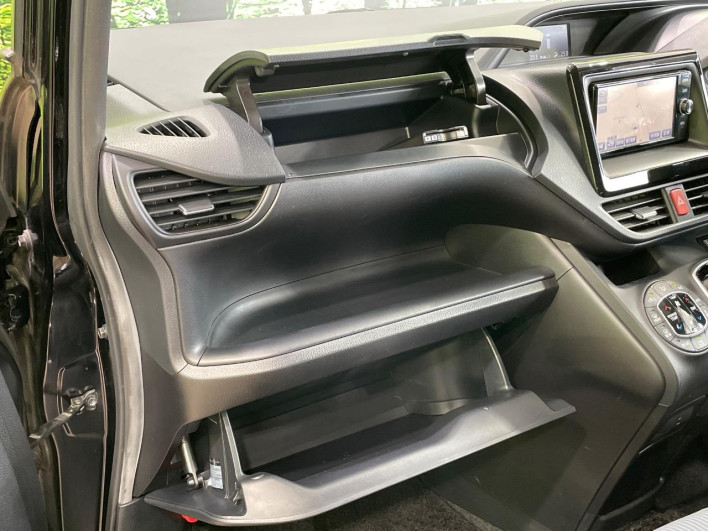 2018 Toyota Noah DAA-ZWR80G (UW-6a23912e04461)[22]