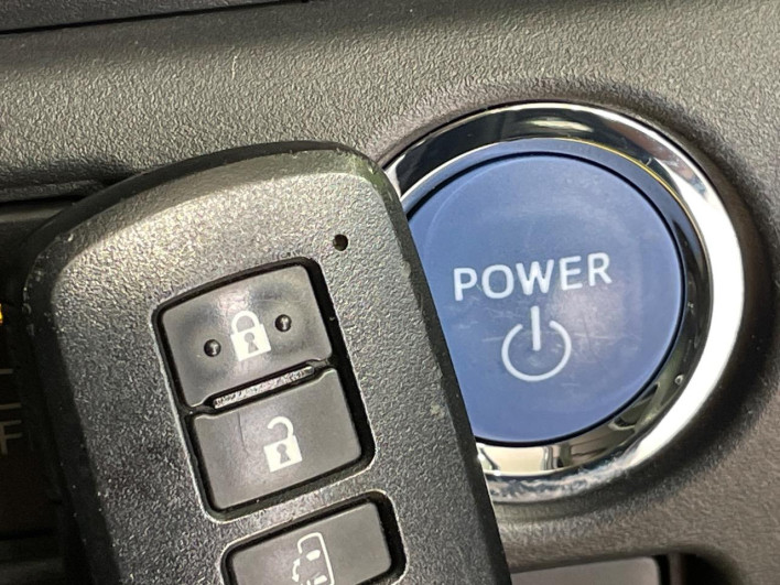 2018 Toyota Noah DAA-ZWR80G (UW-6a23912e04461)[14]