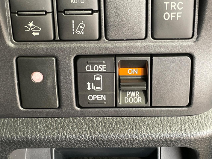 2018 Toyota Noah DAA-ZWR80G (UW-6a23912e04461)[13]