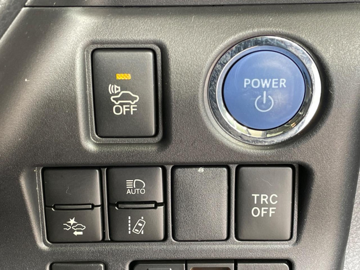 2018 Toyota Noah DAA-ZWR80G (UW-6a23912e04461)[12]