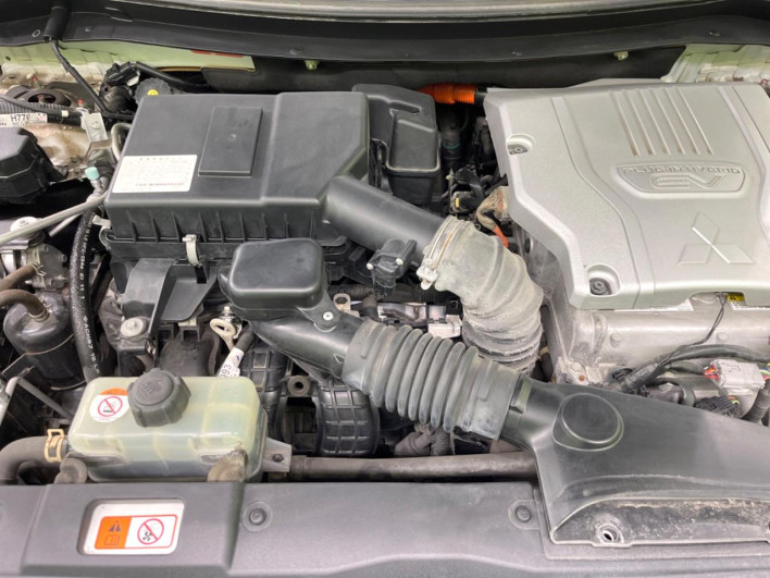 2015 Mitsubishi OUTLANDER PHEV DLA-GG2W (UW-6a24e0441a024)[4]