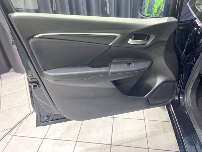 2015 Honda Fit Hybrid DAA-GP5 (UW-6a24e048bed23)[29]