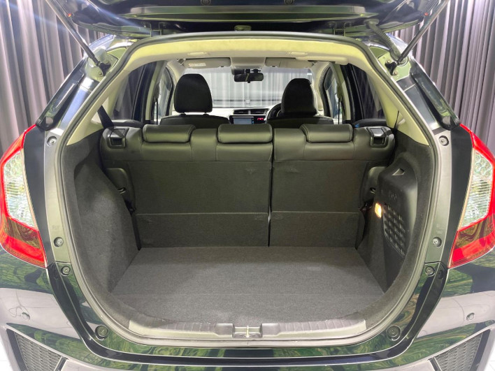 2015 Honda Fit Hybrid DAA-GP5 (UW-6a24e048bed23)[22]
