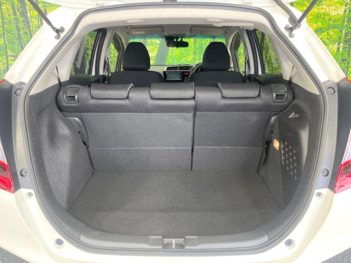 2016 Honda Fit Hybrid DAA-GP5 (UW-6a24e048db09a)[14]