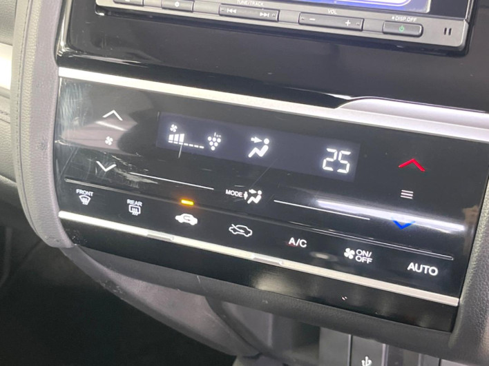 2016 Honda Fit Hybrid DAA-GP5 (UW-6a24e048db09a)[25]