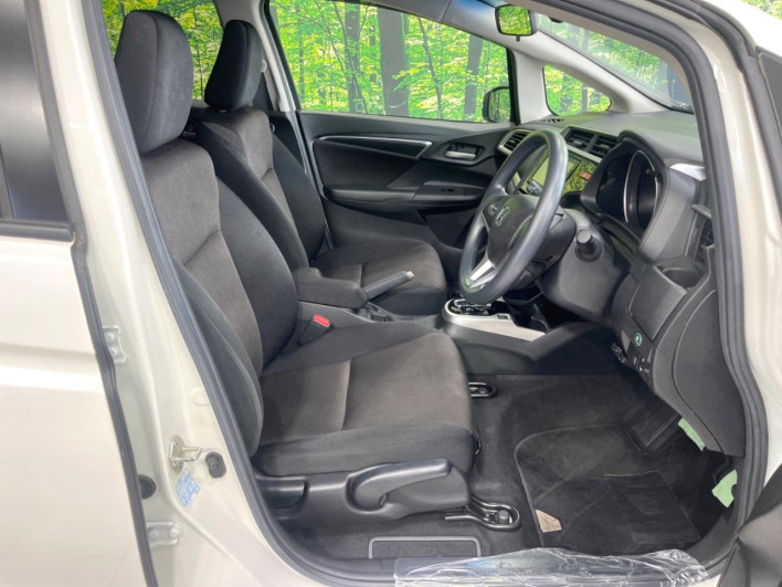 2016 Honda Fit Hybrid DAA-GP5 (UW-6a24e048db09a)[2]