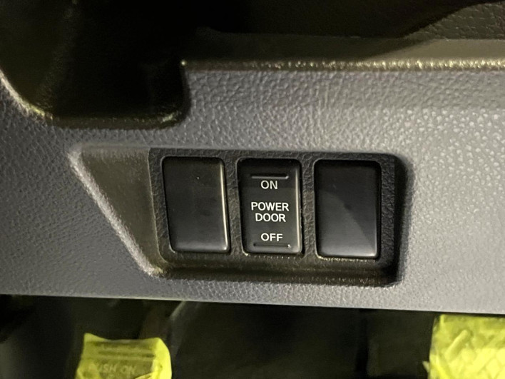 2014 Nissan Serena DAA-HFC26 (UW-6a24e061f103a)[25]