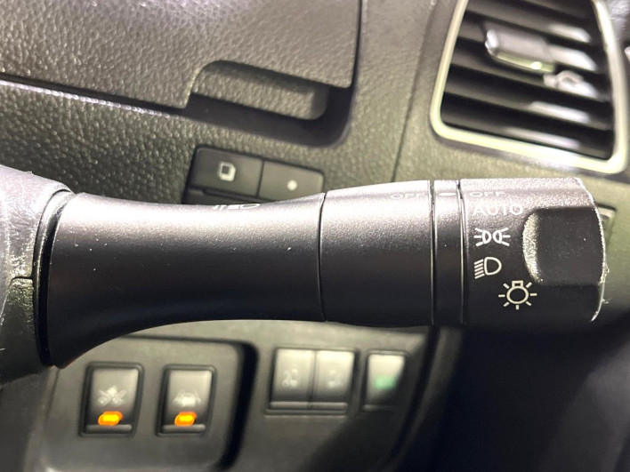 2014 Nissan Serena DAA-HFC26 (UW-6a24e061f103a)[16]