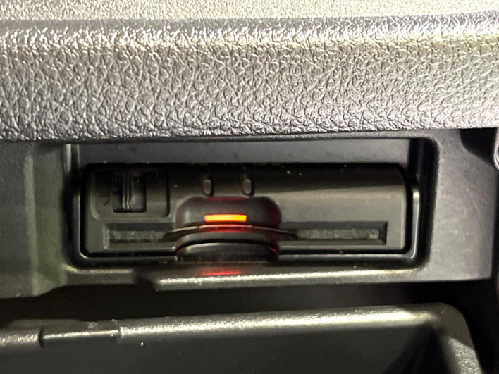 2014 Nissan Serena DAA-HFC26 (UW-6a24e061f103a)[21]