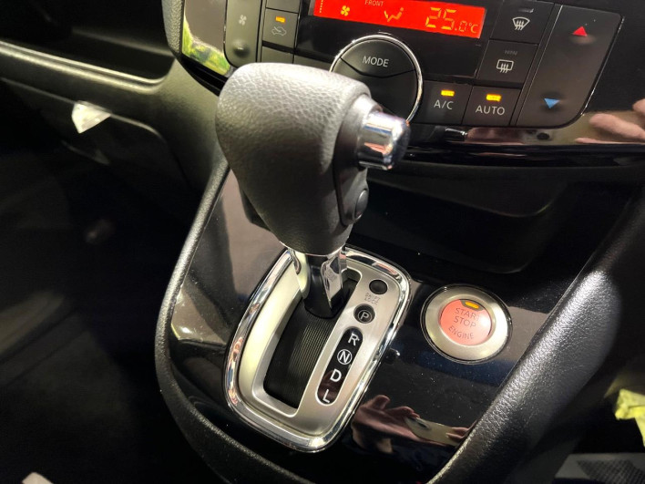 2014 Nissan Serena DAA-HFC26 (UW-6a24e061f103a)[13]