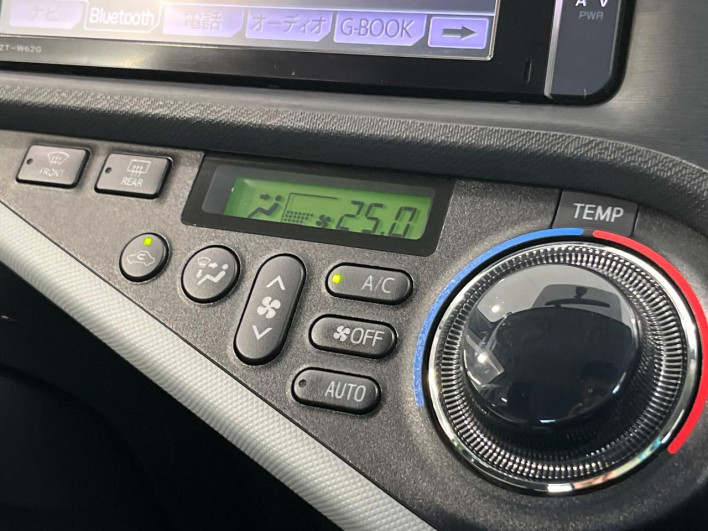 2012 Toyota Aqua DAA-NHP10 (UW-6a24e14ba0a01)[9]