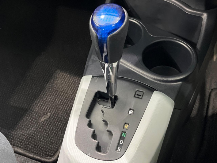 2012 Toyota Aqua DAA-NHP10 (UW-6a24e14ba0a01)[10]
