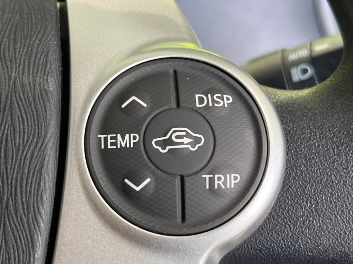 2012 Toyota Aqua DAA-NHP10 (UW-6a24e14ba0a01)[16]