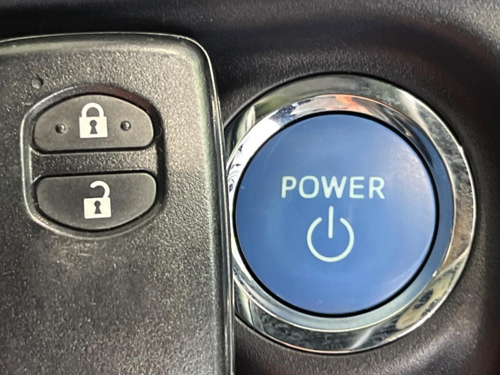 2012 Toyota Aqua DAA-NHP10 (UW-6a24e14ba0a01)[17]